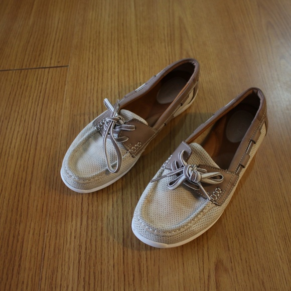 clarks cream shoes